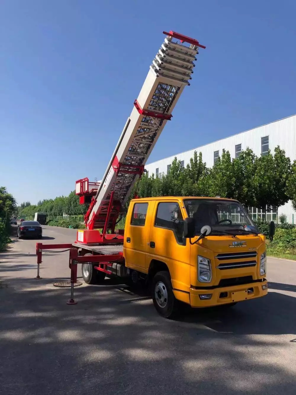 枣庄台儿庄附近的云梯车出租服务：轻松解决高空作业需求